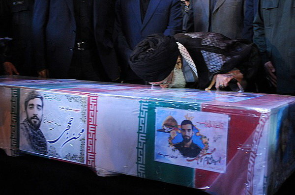 حضور رهبر انقلاب در کنار پیکر مطهر شهید حججی