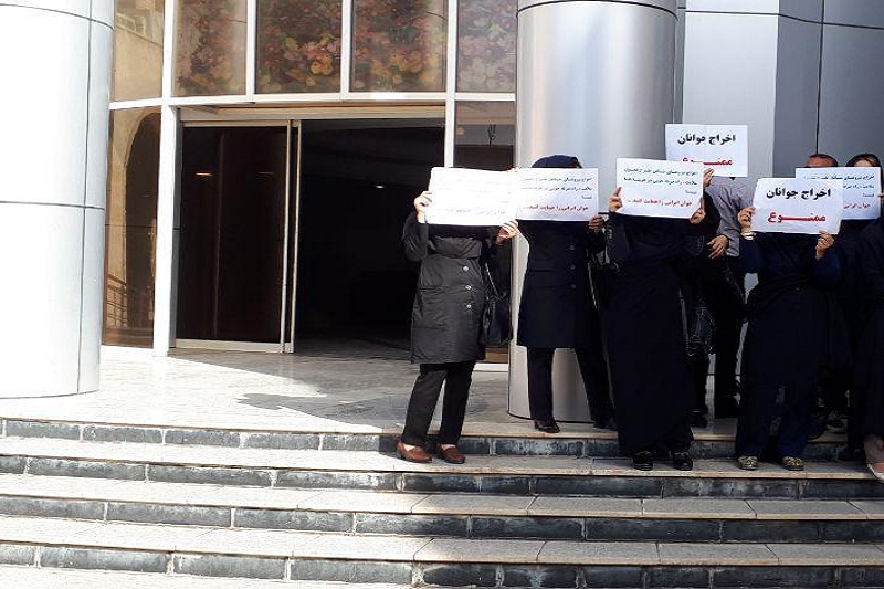 جمعی از کارکنان بهداشت خوزستان خواستار تمدید قرارداد شدند 