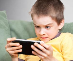  تلفن همراه، اسباب بازی جدید کودکان  خطرهای استفاده از تلفن همراه و راه‌کارهای مناسب (قسمت اول)