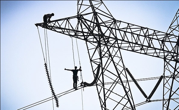  تعویض 245 زنجیر مقره برق در خوزستان