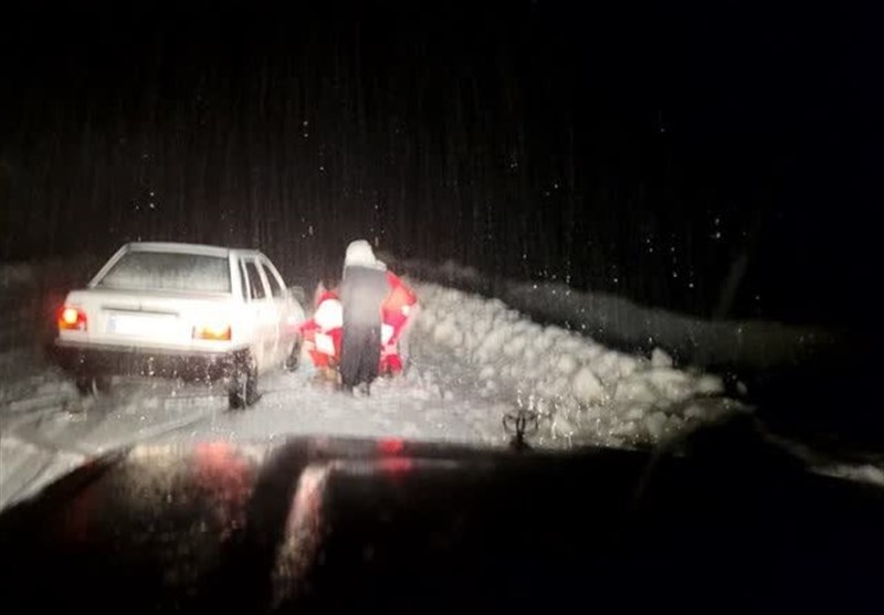  امدادرسانی هلال احمر به سرنشینان ۱۸ خودروی گرفتار برف شده در اندیکا 
